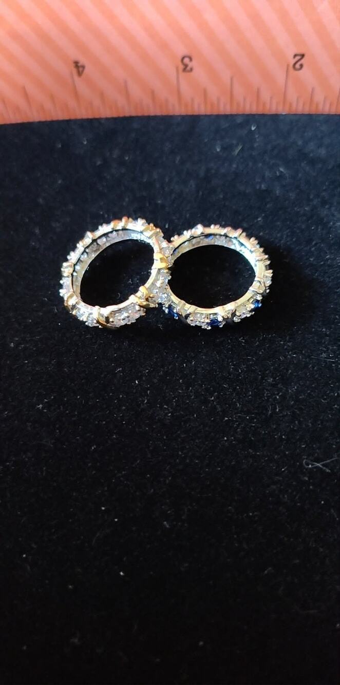 Vintage sz 6.75 rings, 1 gold toned, 1 silver toned